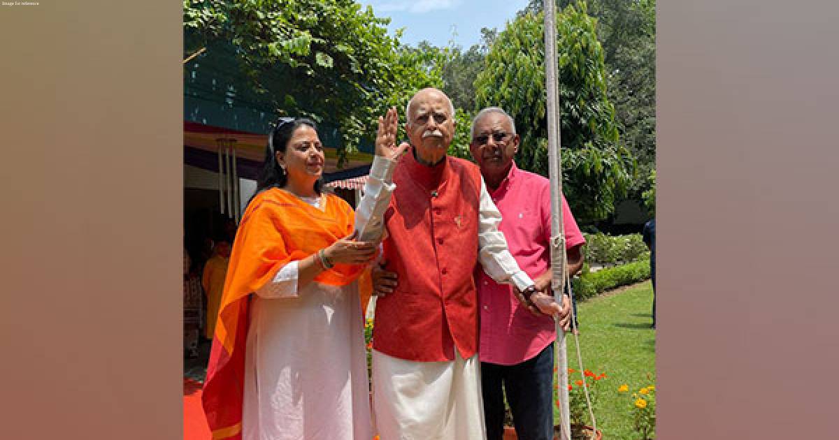 I-Day 2023: Veteran BJP leader LK Advani hoists National Flag at his residence in Delhi